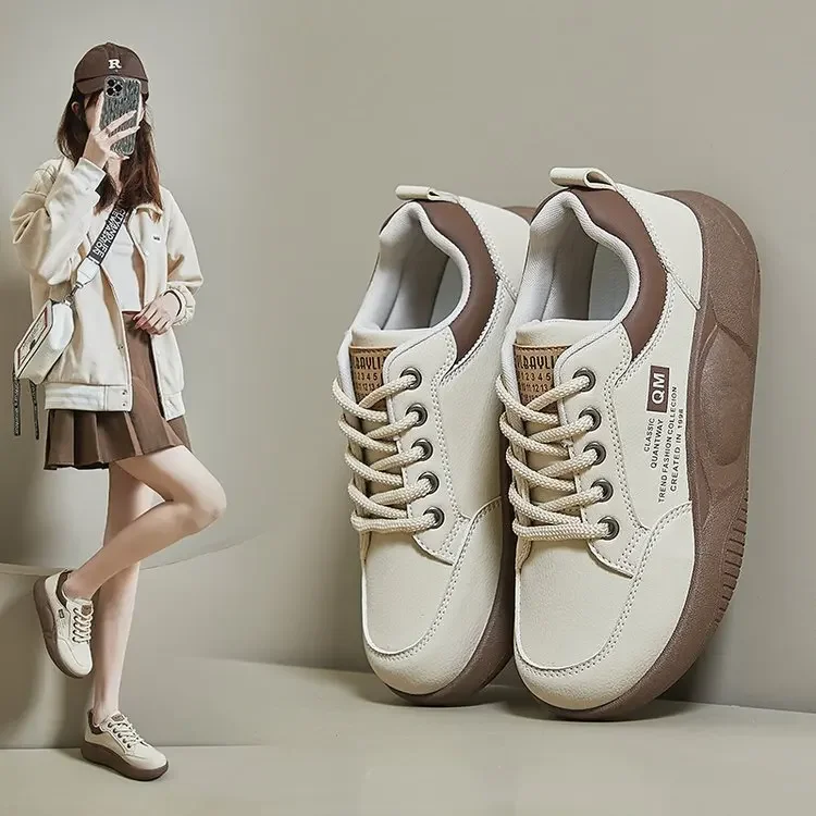 Ins moda mujer primavera 2024 nuevo estilo versión coreana zapatos casuales con suela gruesa cómodos zapatos blancos de moda
