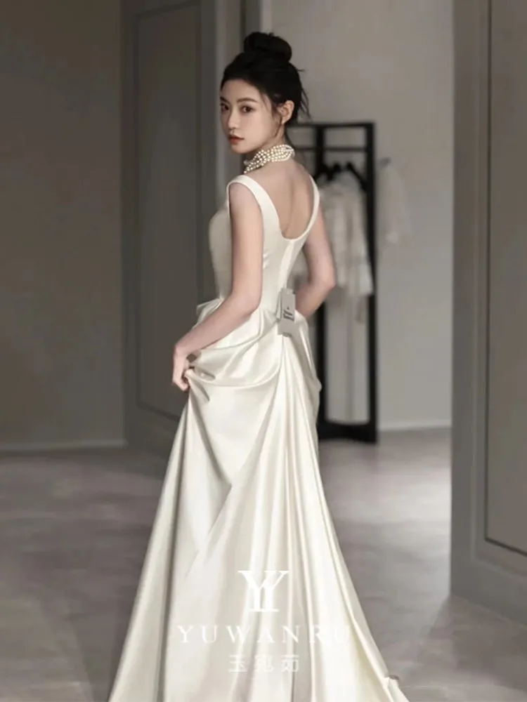 Ein neues Neckholder-Kleid mit Satinstruktur und weißem Haupttüll für Abendkleider