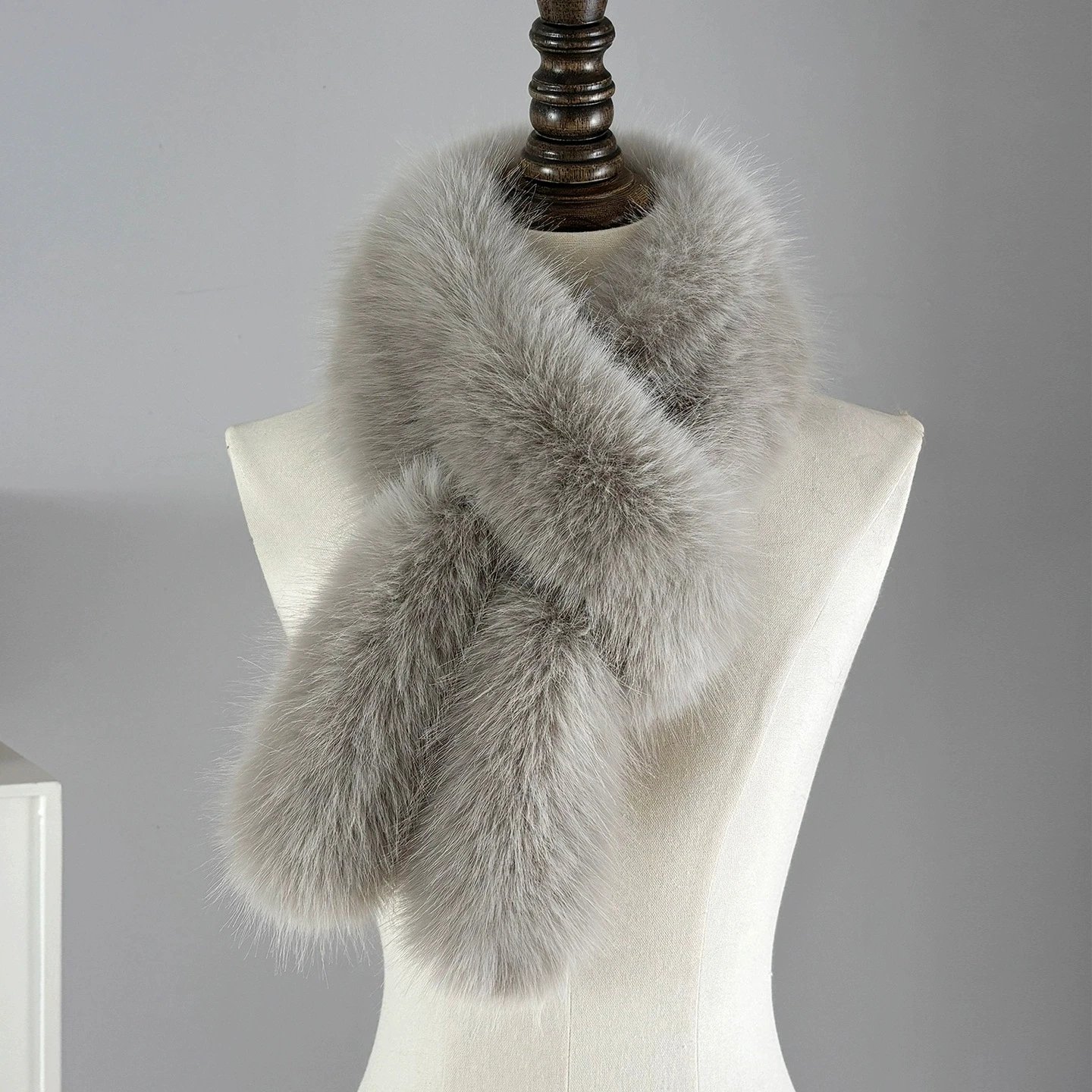 فرو الثعلب الصناعي سميك ودافئ من القطيفة بياقة شتوية وشاح شتوي بلون سادة