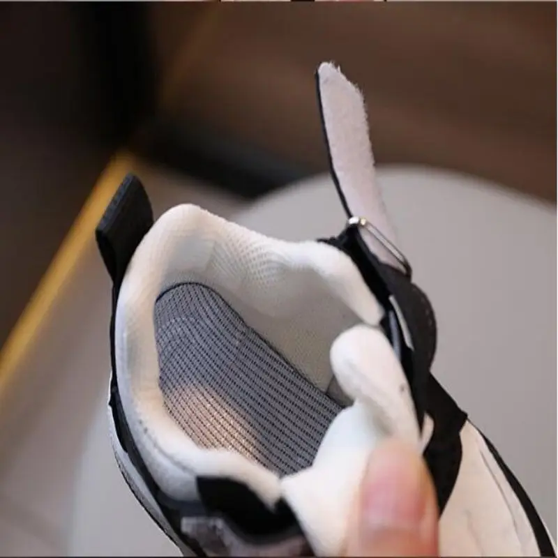 Sepatu putih kecil anak-anak musim gugur 2024 sepatu wanita pria baru sepatu papan kasual bersol lunak sepatu olahraga bayi Wanita