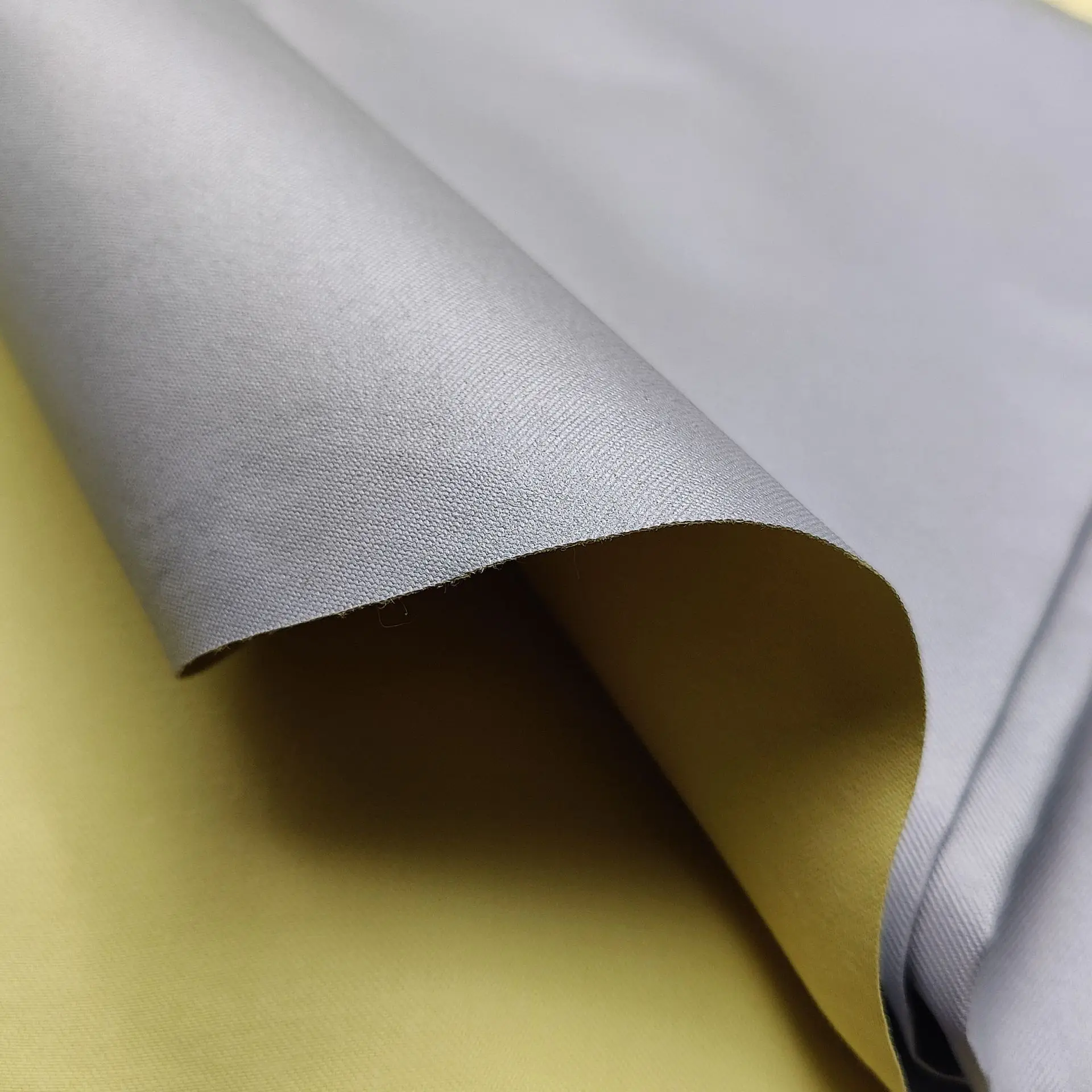 

270г/ ㎡ Арамидное волокно 1414, односторонняя серебряная ткань с покрытием, огнестойкая, износостойкая, огнестойкая тканая ткань