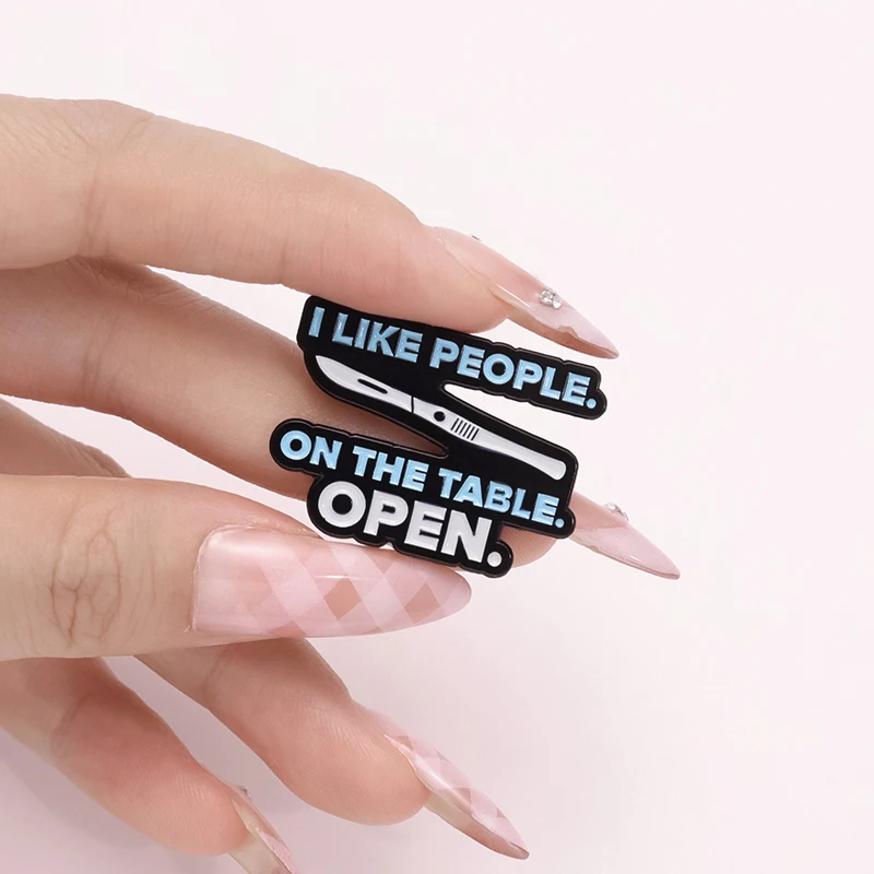 أنا أحب الناس على الطاولة المفتوحة المينا دبوس مضحك فارس دبابيس معدنية التلبيب على ظهره شارة مجوهرات هدايا لطبيب التخدير