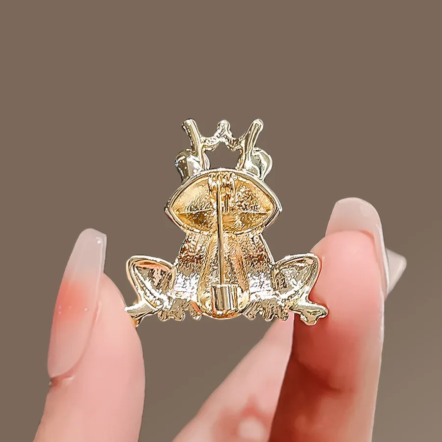 Broche couronne grenouille prince, épingles mignonnes, design féminin haut de gamme, épingle de niche, anti-absorbe ouissement, poitrine à la mode, fleur, accessoire pins