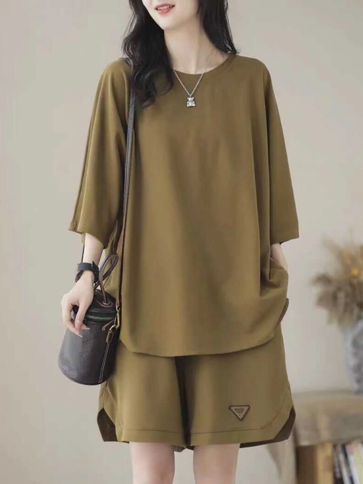 

Модный комплект из двух предметов больших размеров: свободные шорты с широкими штанинами и топ с коротким рукавом в стиле ретро для полных девушек. Новинка лета, омолаживающий образ.