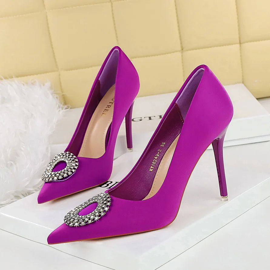 Sepatu Wanita Hak Tinggi Seksi Model Eropa Amerika Warna Solid Ujung Runcing Mulut Dangkal Satin Berhias Berlian Imitasi Sepatu Pesta Wanita Modis