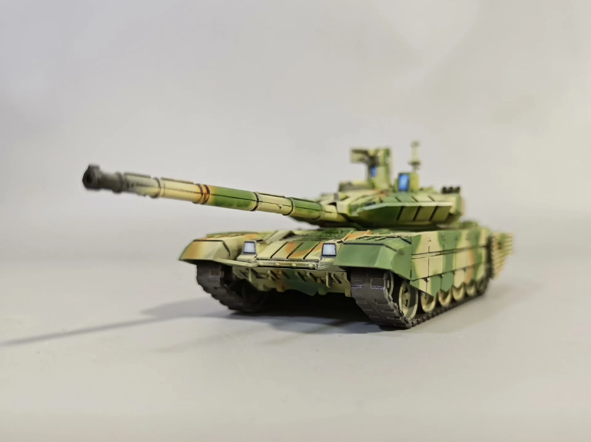 

Российская модель Т-90МС в масштабе 1/72, окрашенная вручную, готовая к эксплуатации, декоративное украшение, пластиковый материал (отправка через 3 дня после начала работы над ней)