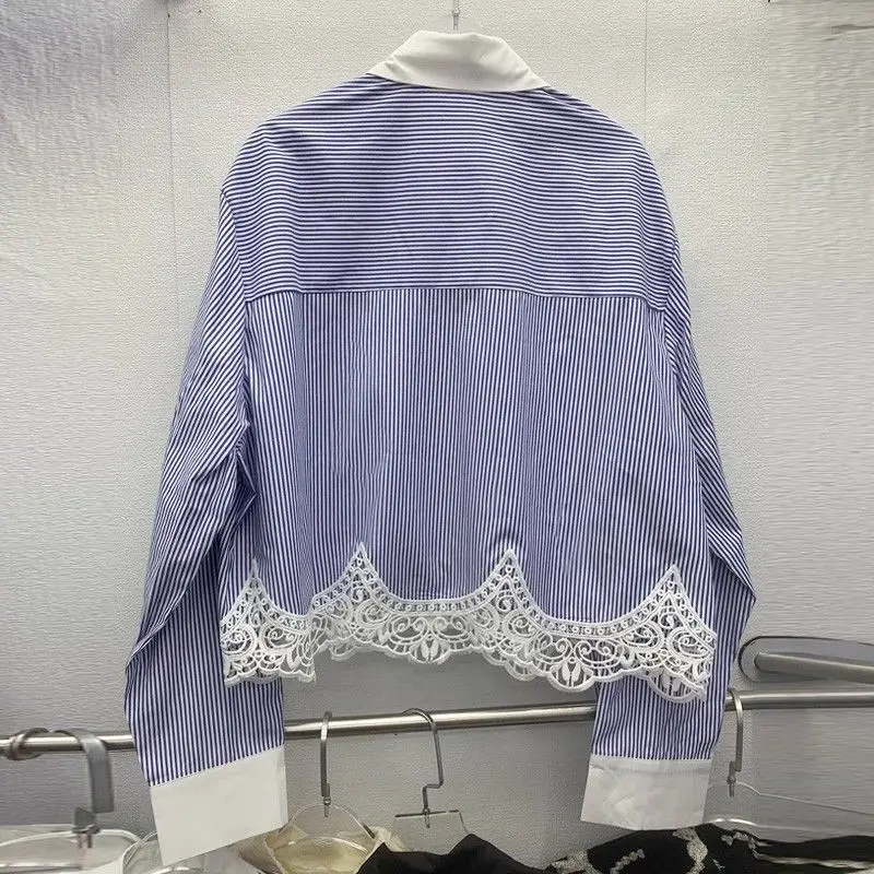 

2025 Autumn New French Style Striped Patchwork Lace Shirt Female Design Sense Niche Long Sleeved Turn-down Collar Top