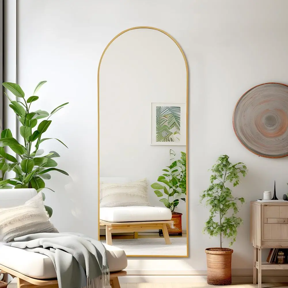 Gewölbter Ganzkörperspiegel aus goldenem Aluminium mit Ständer, freistehend oder an der Wand montierbar