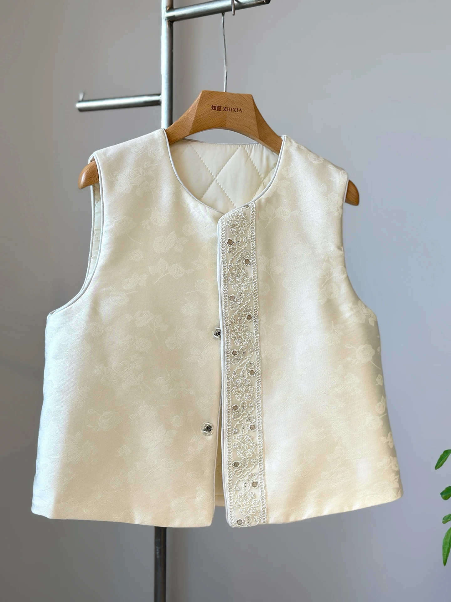 High-Grade White National Style Satin Jacquard New Chinese Quilted Vest Outer Wear round Neck Embroidery Thickening Improve Suit