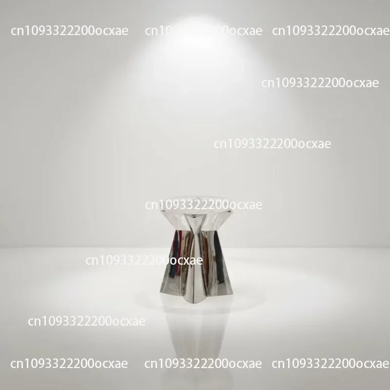 Modern mirrored stainless steel side table with acrylic top, suitable for luxury jewelry stores and premium beauty clinics