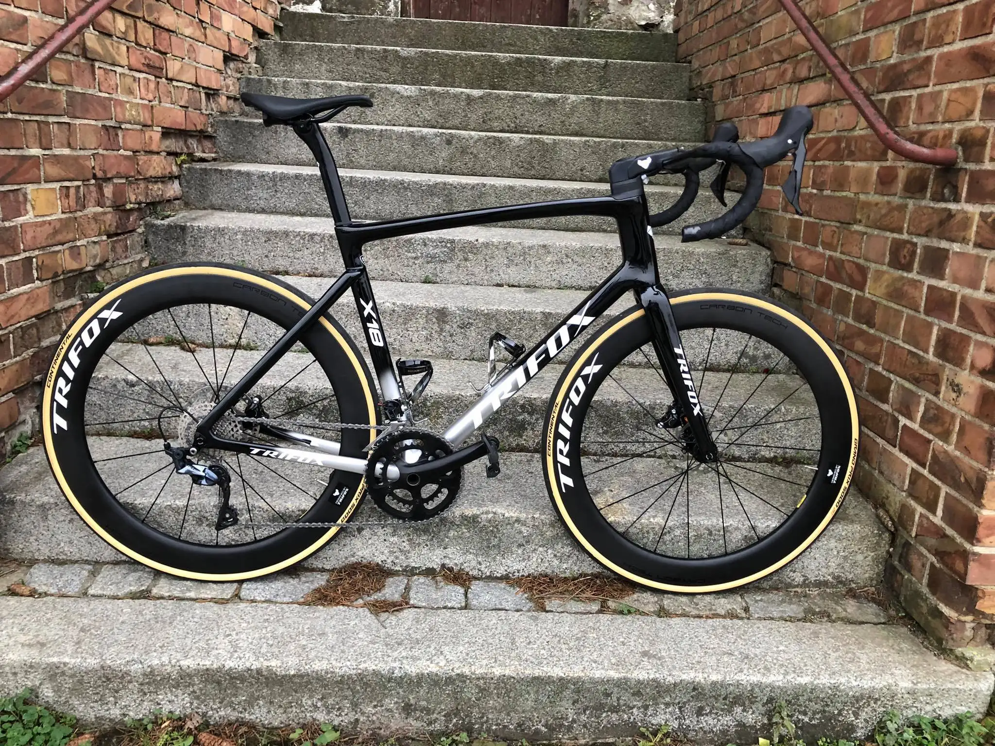 Cuadro de bicicleta de carretera TRIFOX Carbon X18. construido con neumáticos 30c se mueve increíblemente bien. Tamaños 44, 46, 49, 52, 54, 56, 58 (cm)