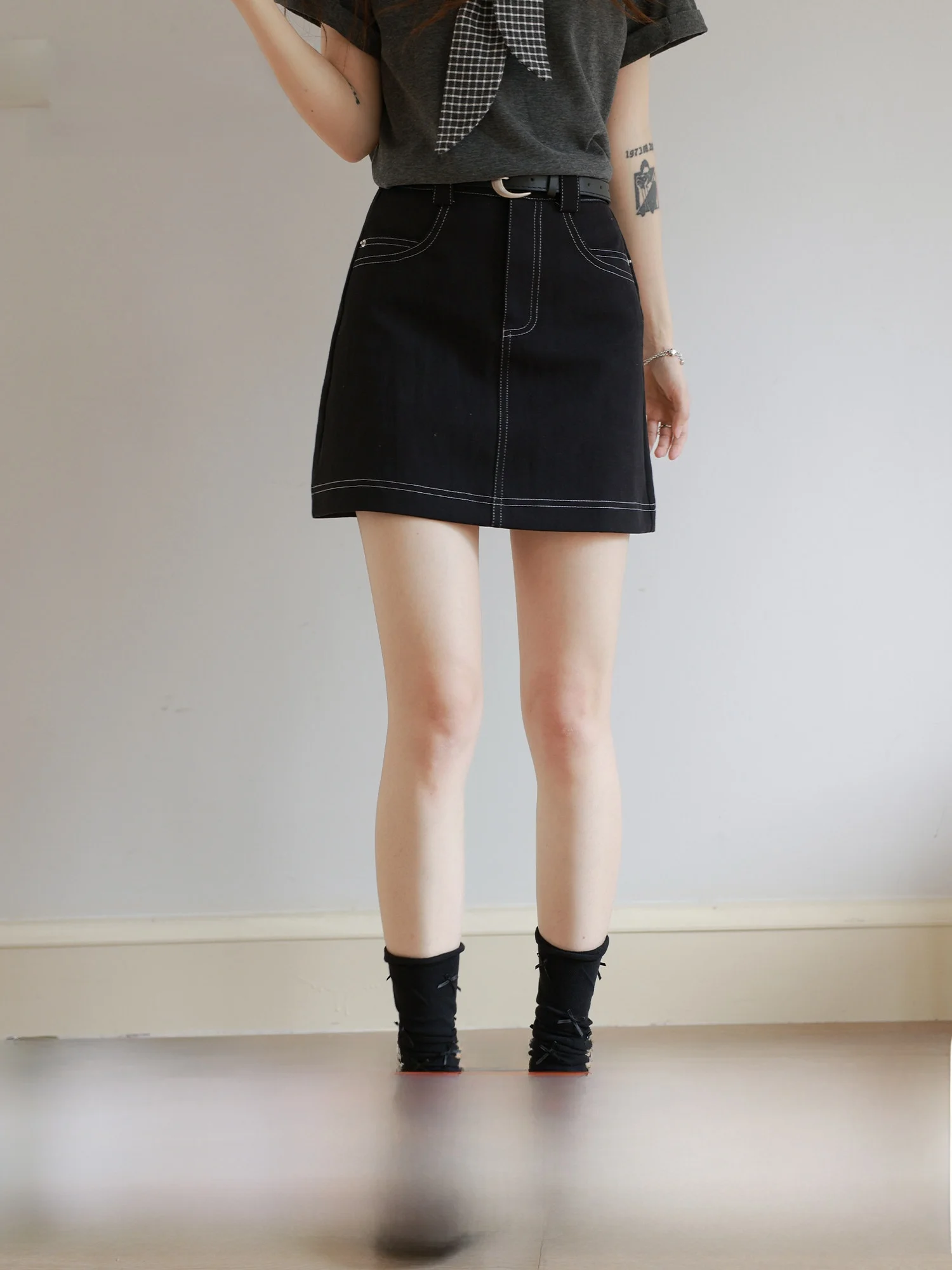 

Женская джинсовая юбка-трапеция Meng Xiaoqi с высокой талией, черная, весенняя, винтажная, утягивающая, скрывающая бедра, универсальная короткая юбка