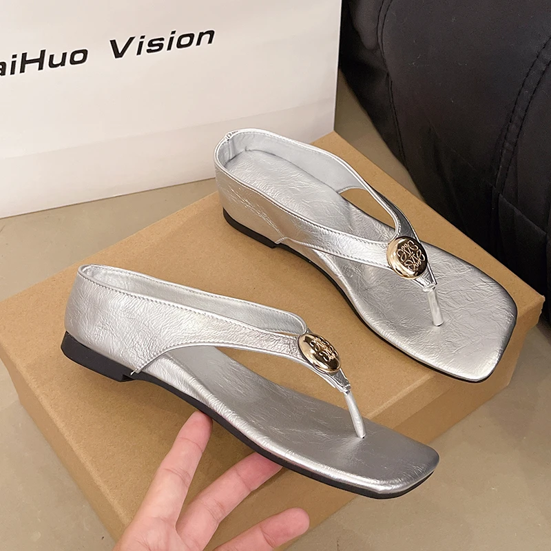 

Новинка 2025, летние тапочки на танкетке с металлическими украшениями на среднем и высоком каблуке, модные женские сандалии на плоской подошве, женская обувь, шлепанцы