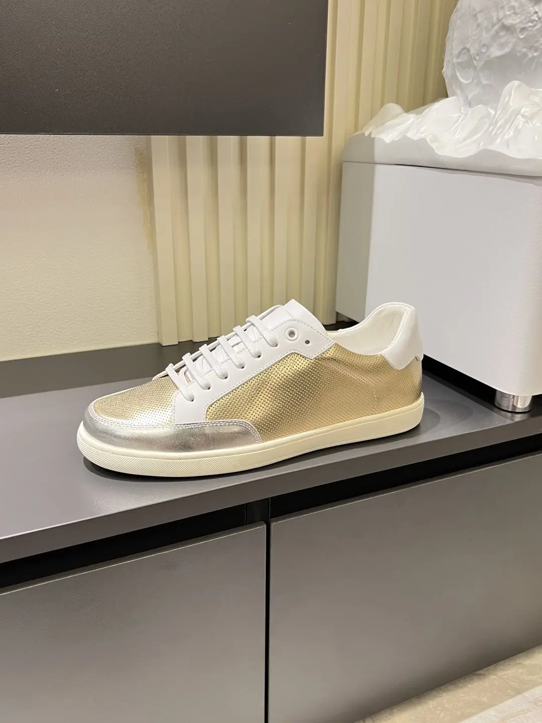 Unisex White Gold Color Block Metallic Perforated Leather Low Top Sneakers Shiny Breathable Casual Shoes Flat Trend Street Skate Footwear for Men Women