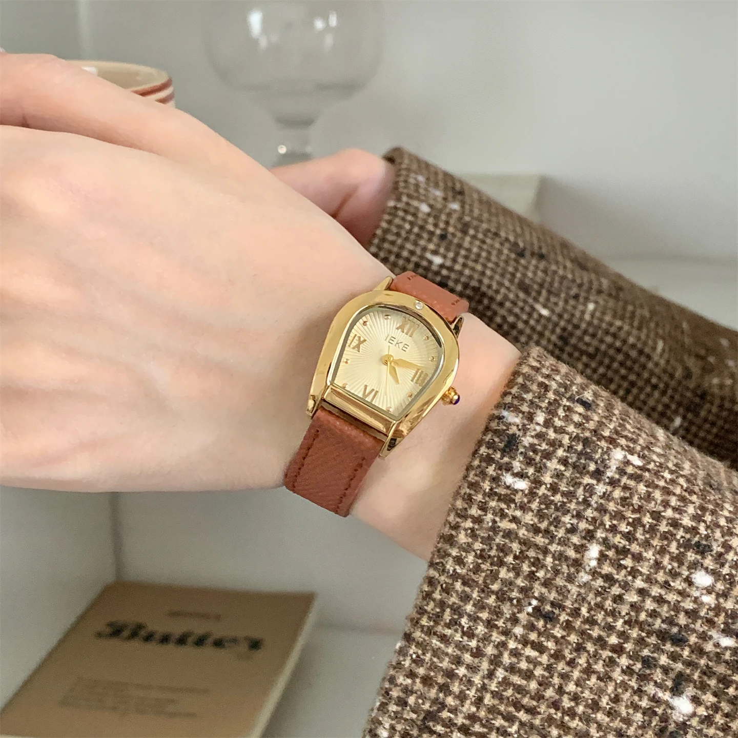 Retro temperament, niche, exquisite arch shaped watch, women's white display, commuting, workplace, leisure watch