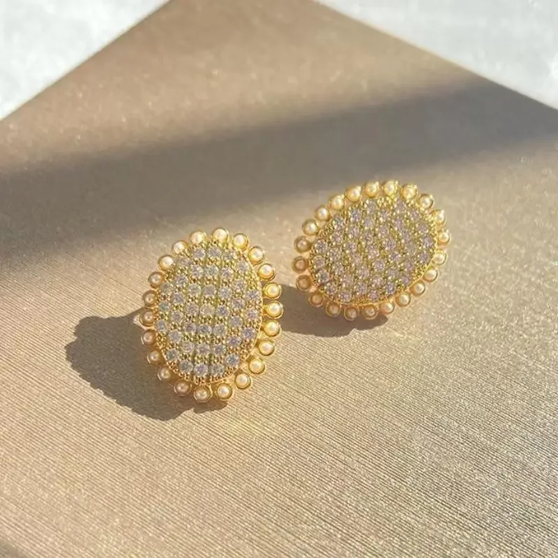 Pendientes de perlas ovaladas geométricas delicadas de estilo harbour retro de temperamento de diseño de nicho de moda, nuevo