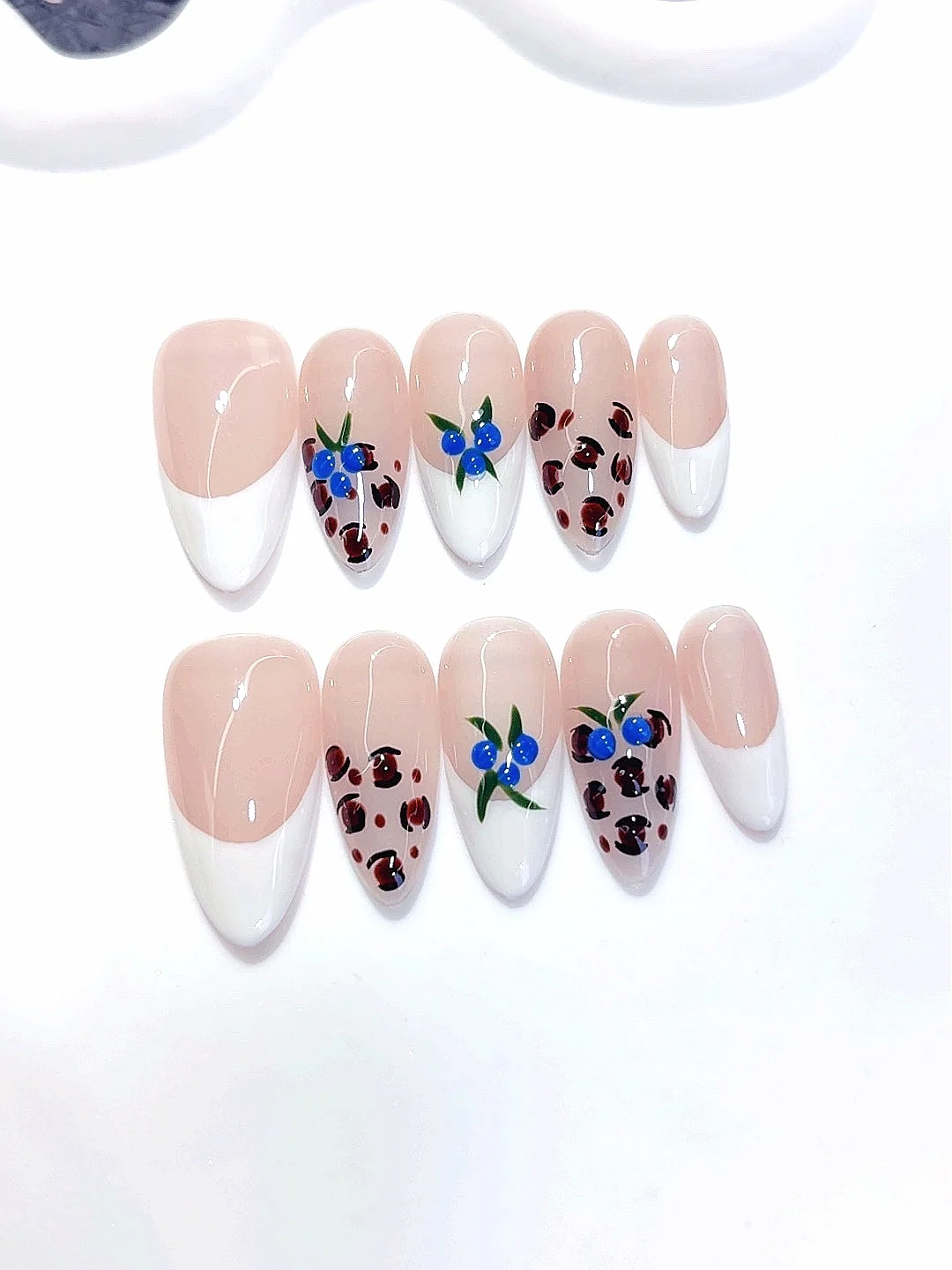 

Миндальный пресс на ногтях — телесный французский кончик с голубыми ягодами и леопардовым принтом, милые 3D накладные ногти для женщин (C449)