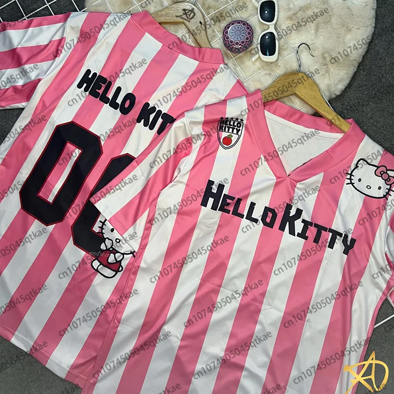 تي شيرت MINISO Sanrio Hello Kitty ملابس رياضية كرتونية للنساء والرجال برقبة على شكل حرف V فضفاضة غير رسمية خفيفة الوزن قابلة للتنفس ملابس خروج نسائية