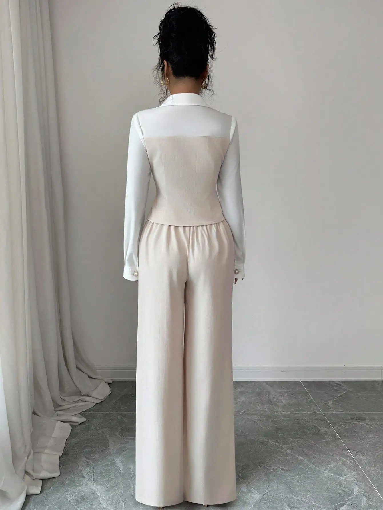 우아한 2피스 정장, 진주 단추와 와이드 레그 팬츠, 오피스 또는 캐주얼 착용에 적합