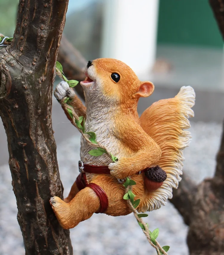 Garden Climbing Squirrel Sculpture Resin Scalleywag Explorer Statue Patio Decor Window Ornament Fence Embellishment