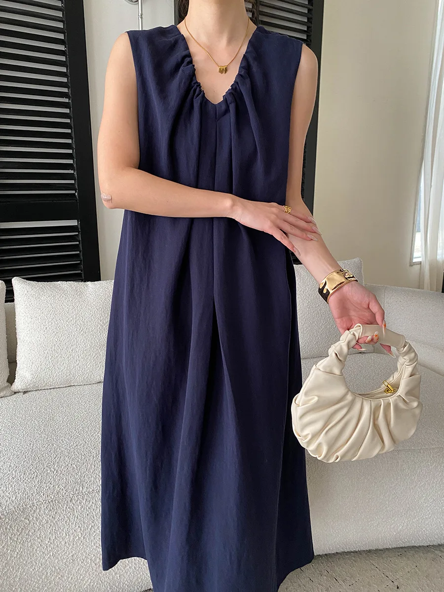 Sommerliches Damenkleid in unifarbenem, plissiertem Design mit V-Ausschnitt, Schnürung an der Taille und schlankmachendem, ärmellosem Schnitt. – Detail 27
