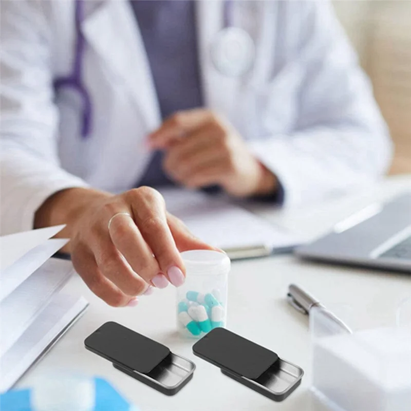 ABHU 20PCS มินิกล่องโลหะ Rotatetop คอนเทนเนอร์กล่องสี่เหลี่ยมผืนผ้าสําหรับลูกอมเครื่องประดับหัตถกรรมเม็ด 60X34X10 มม.(สีขาว)