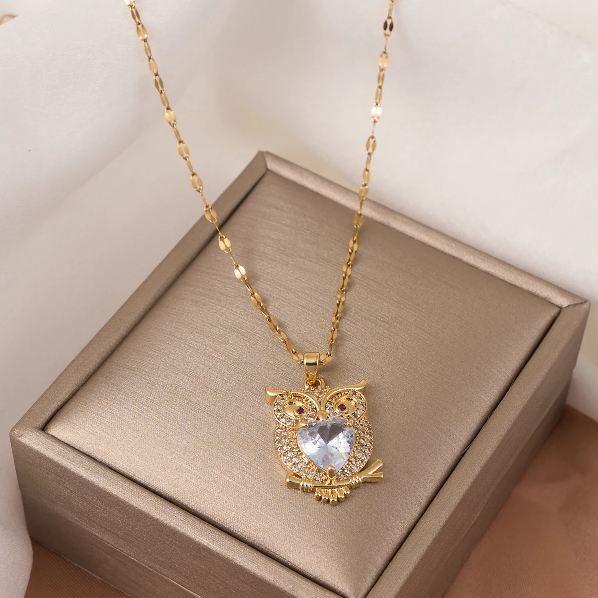 Fashionable and Luxurious Style Shiny Heart-shaped Gemstone Owl Pendant Necklace, A Perfect Gift for Girls and Women