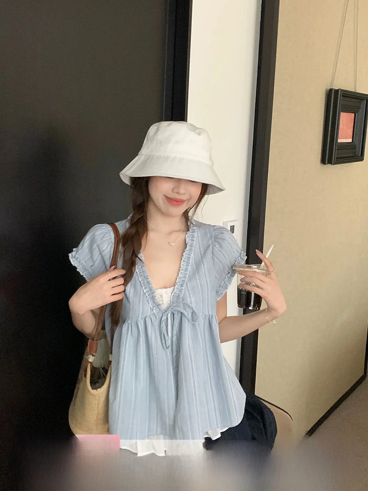 

Loose Korean Style V-Neck Short Sleeve Blue Doll Shirt with Wood Grain Ruffle Design Casual Comfortable Women's Top
