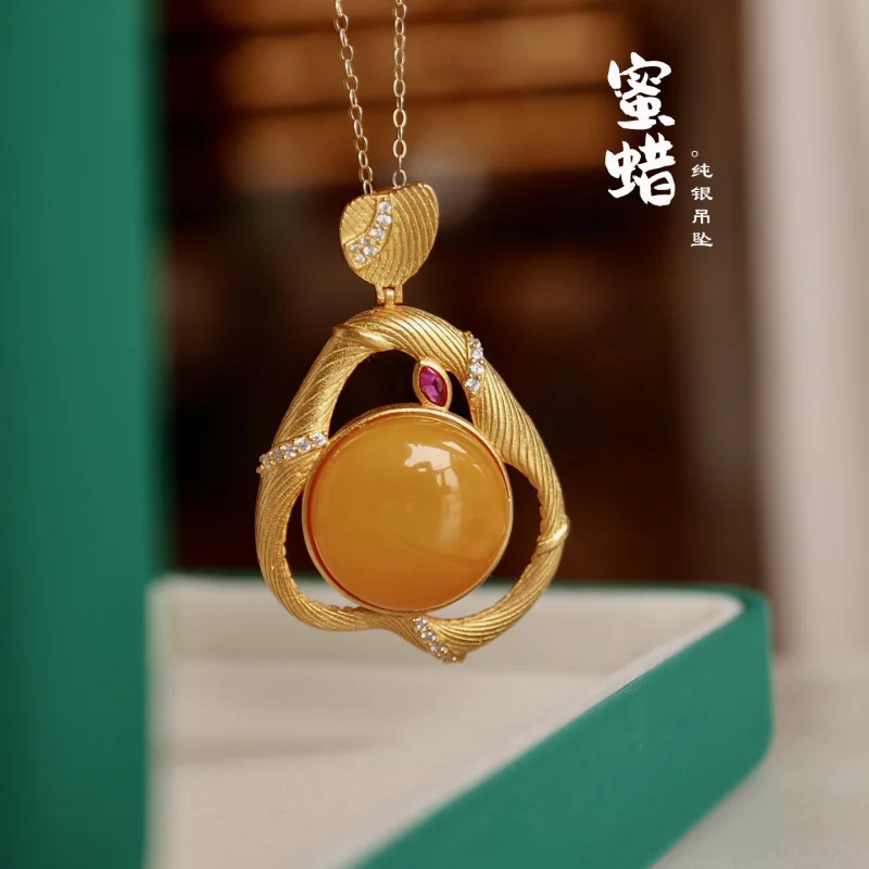 

Natural Chicken Fat Yellow Pendant S925 Inlaid Beeswax Round Plate Brushed Silver