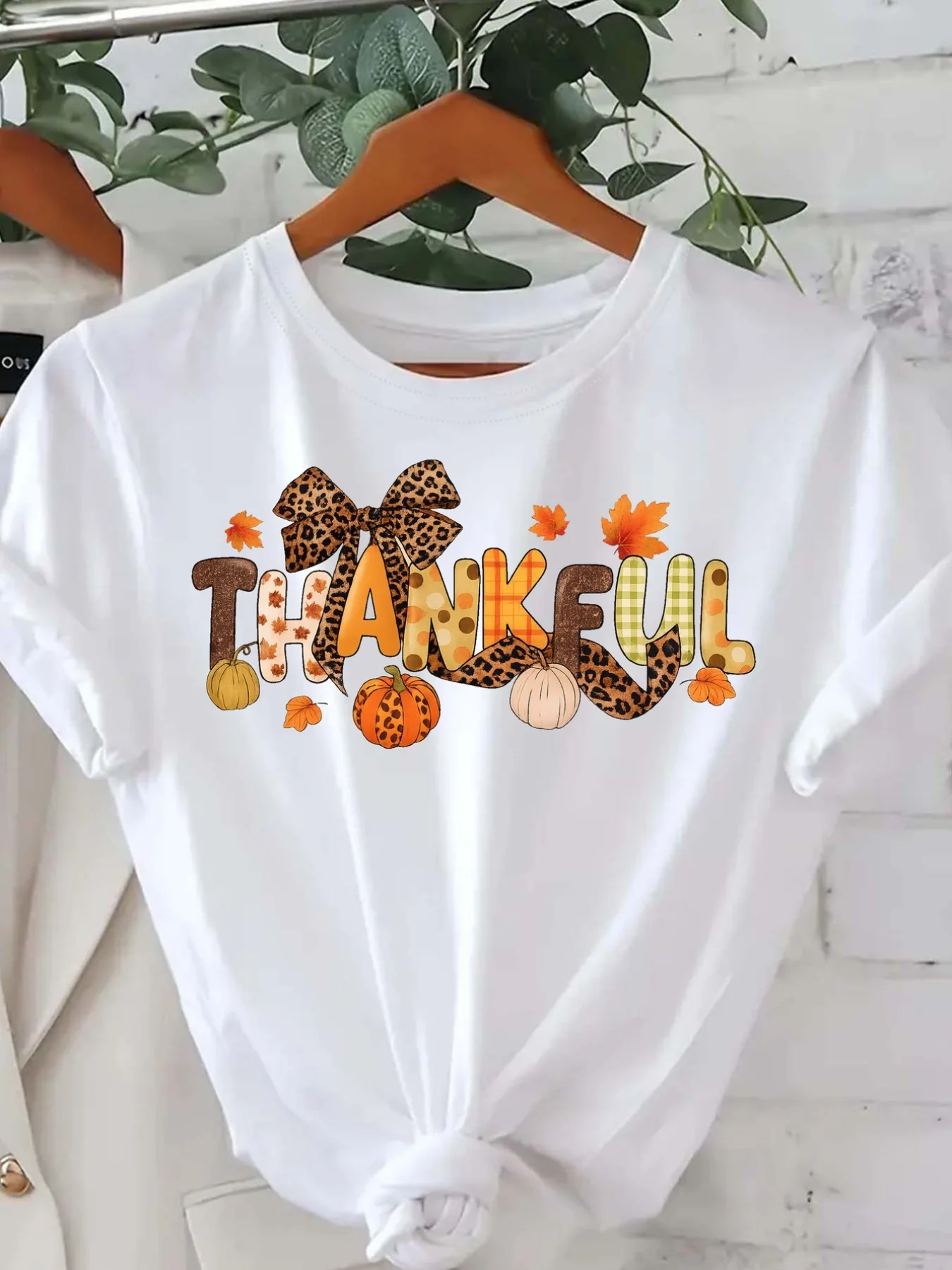 بلوزة كاجوال بأكمام قصيرة ورقبة دائرية مع أوراق القرع التركية (بني برتقالي أسود ذهبي) قوس الفهد الاحتفالي "شكرًا"