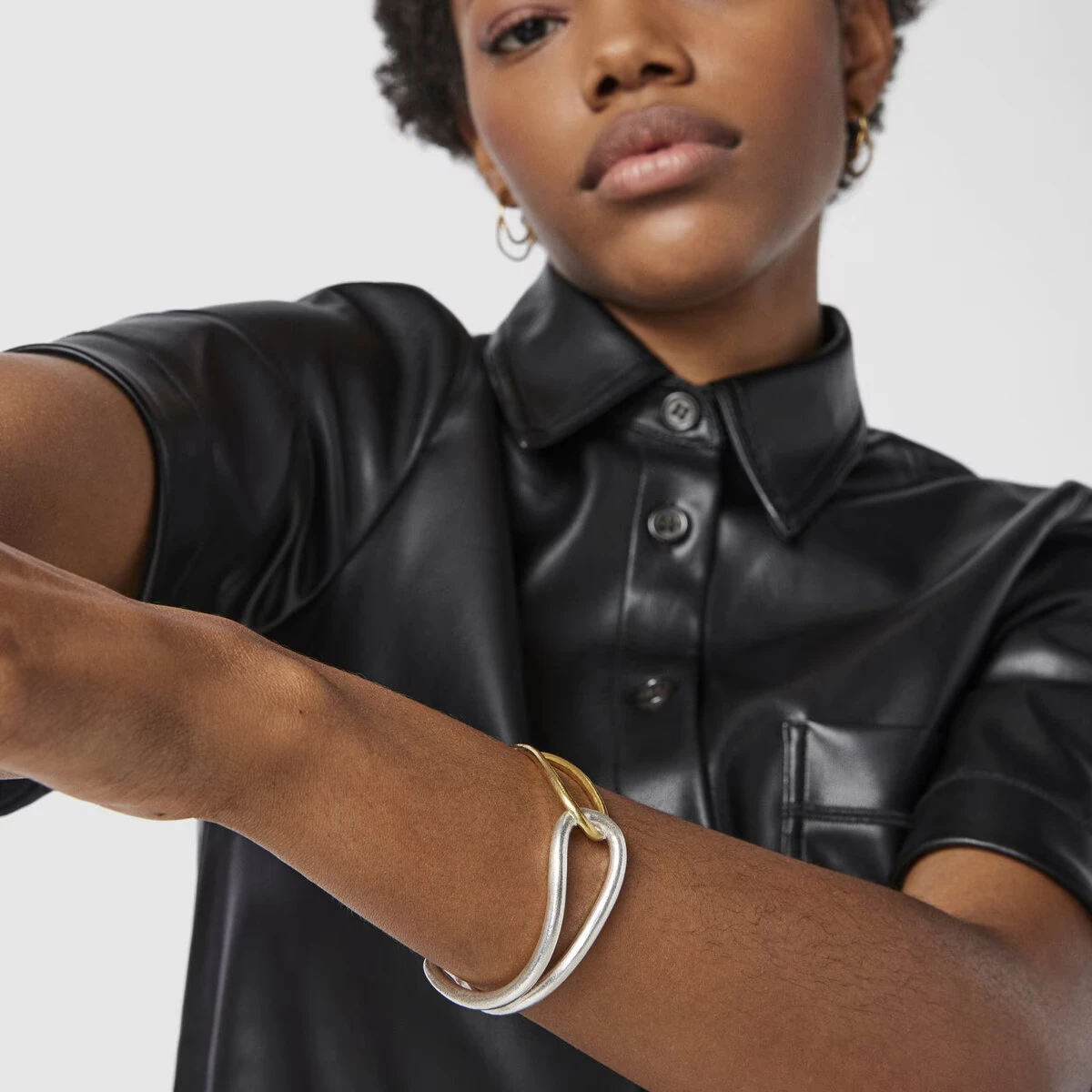 سوار AIKOER بسيط مطلي بالذهب عيار 18 قيراط من الفولاذ المقاوم للصدأ بلونين مع خطوط ملتوية وعقدة سوار مجوف للنساء J