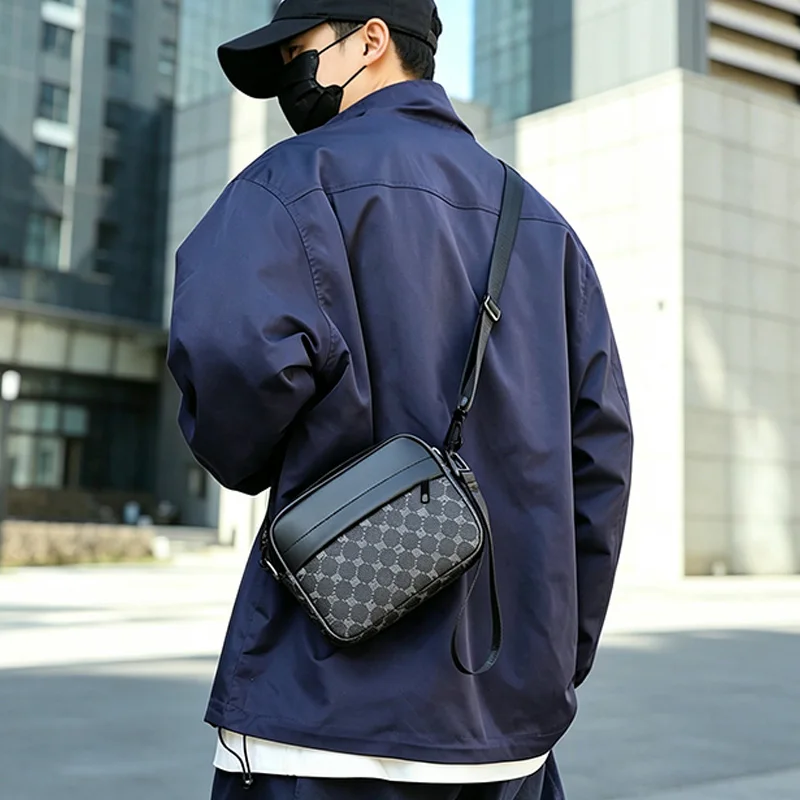 Herren-Umhängetasche im Vintage-Stil mit Print, aus PU-Leder, mit Kleinteilen versehen, kleine Schultertasche, verstellbarer Riemen, lässige Alltagstasche, Mini-Kameratasche. – Detail 11