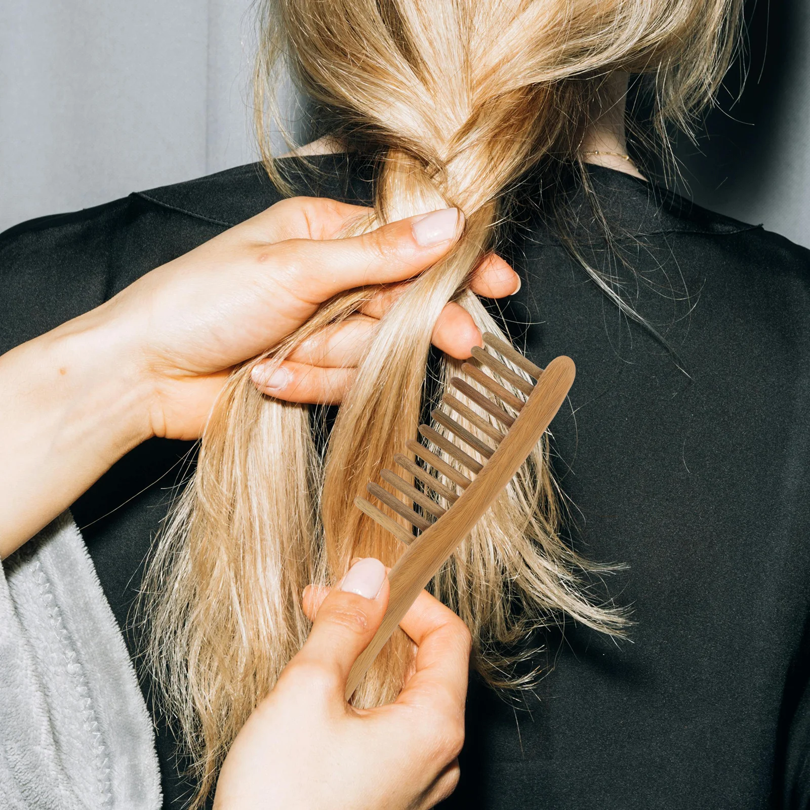 مشط خشب الصندل الأخضر ذو أسنان واسعة مشط شعر خشبي للنساء والرجال أداة تدليك مضادة للكهرباء الساكنة لفروة الرأس شعر مجعد سميك محكم #4