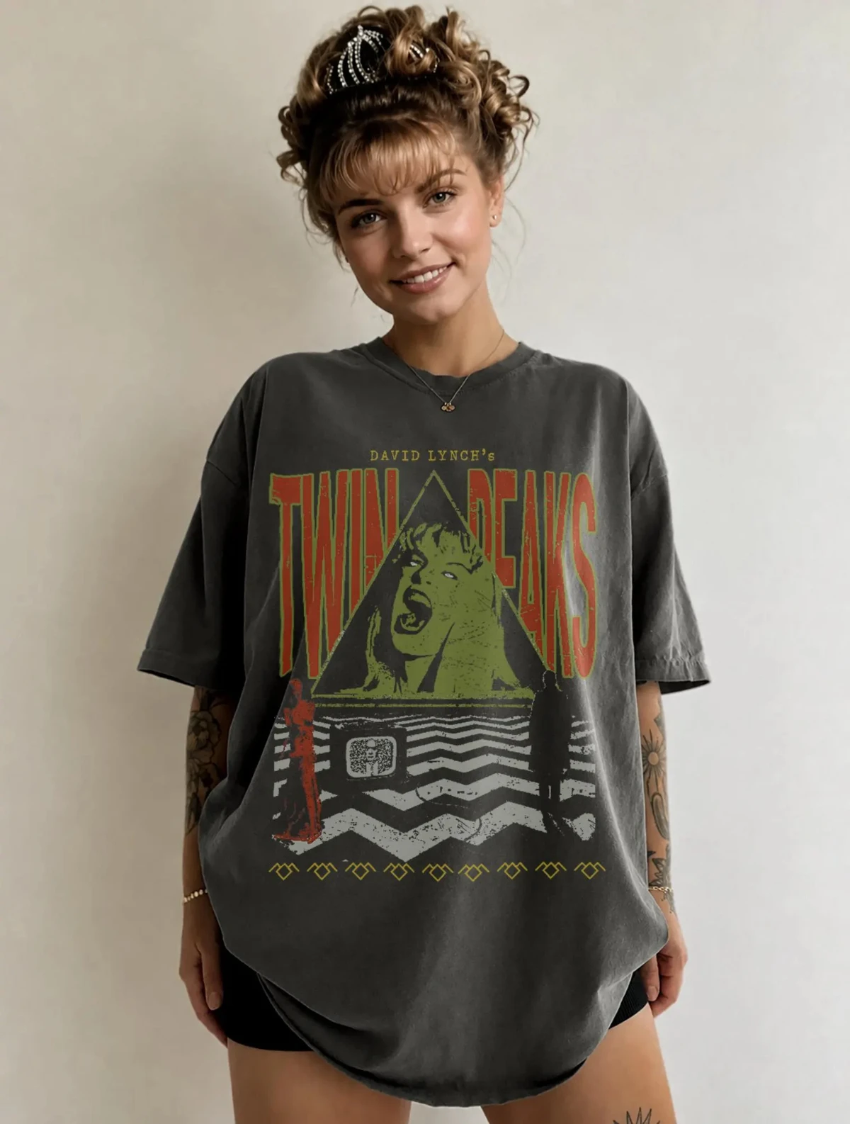 90s Cult Horror Movie/TV Series Themed T-shirt, Red Room/black Room Waiting Room Pattern T-shirt, Retro Punk Horror T-shirt