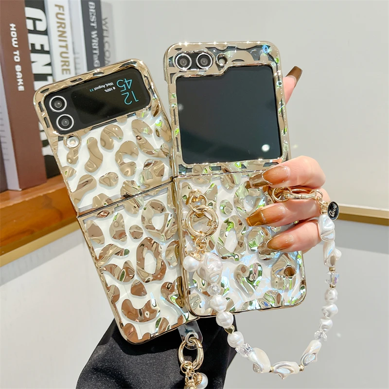 Luxury Gold Leopard Print Phone Case For Samsung Galaxy Z Flip 6 5 4 3 Flip5 Flip4 Flip6 5G Cover with Chain Silicone Cases Capa