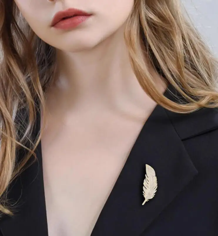 Fashion Crystal Shell Feather Brooch Pins For Women Luxury White Pearl Gold Color Party Wedding Gifts Clothing Accessories 2024