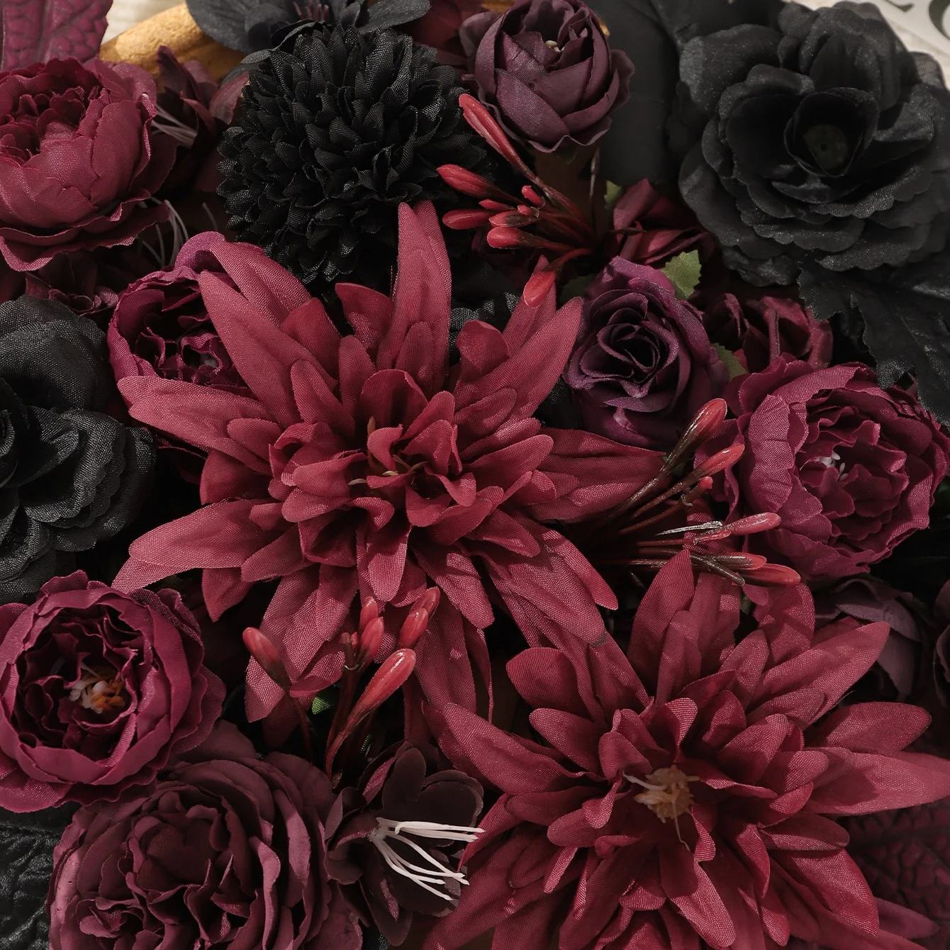 20/25/50 Stück Burgunderrote und Schwarze Künstliche Blumenköpfe aus Seide für Halloween-Dekoration, Dunkle DIY-Kränze, Girlanden und Bastelzubehör – Detail 2