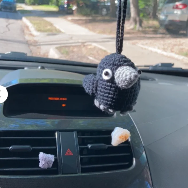 Décoration suspendue de corbeau au crochet à la main de dessin animé créatif drôle pour la décoration d'accessoires d'intérieur automatique de miroir suspendu de voiture