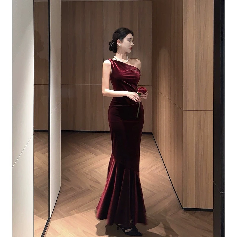 فساتين سهرة باللون الأحمر الخمري بأكتاف مائلة مكشكشة حورية البحر للتخسيس بدون أكمام مفتوحة من الخلف مناسبة رسمية لحفلات الكوكتيل والحفلات الراقصة