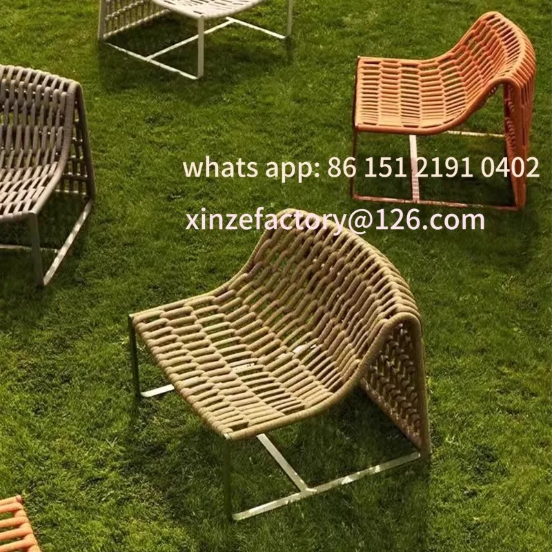 Chaise d'extérieur personnalisable en rotin tressé, design moderne, pour salon de jardin, balcon, ou comme table basse.