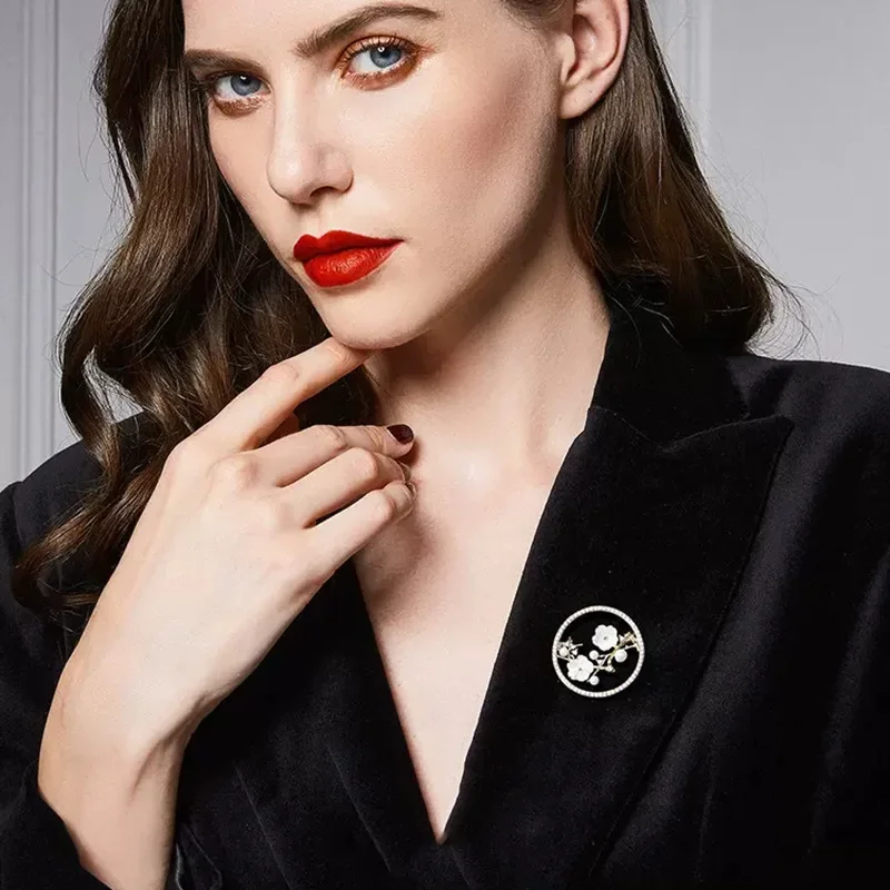 새로운 중국 스타일의 코사지 여성 중공 껍질 매화 꽃 브로치 기질 복고풍 안티 라이트 핀 정장 액세서리