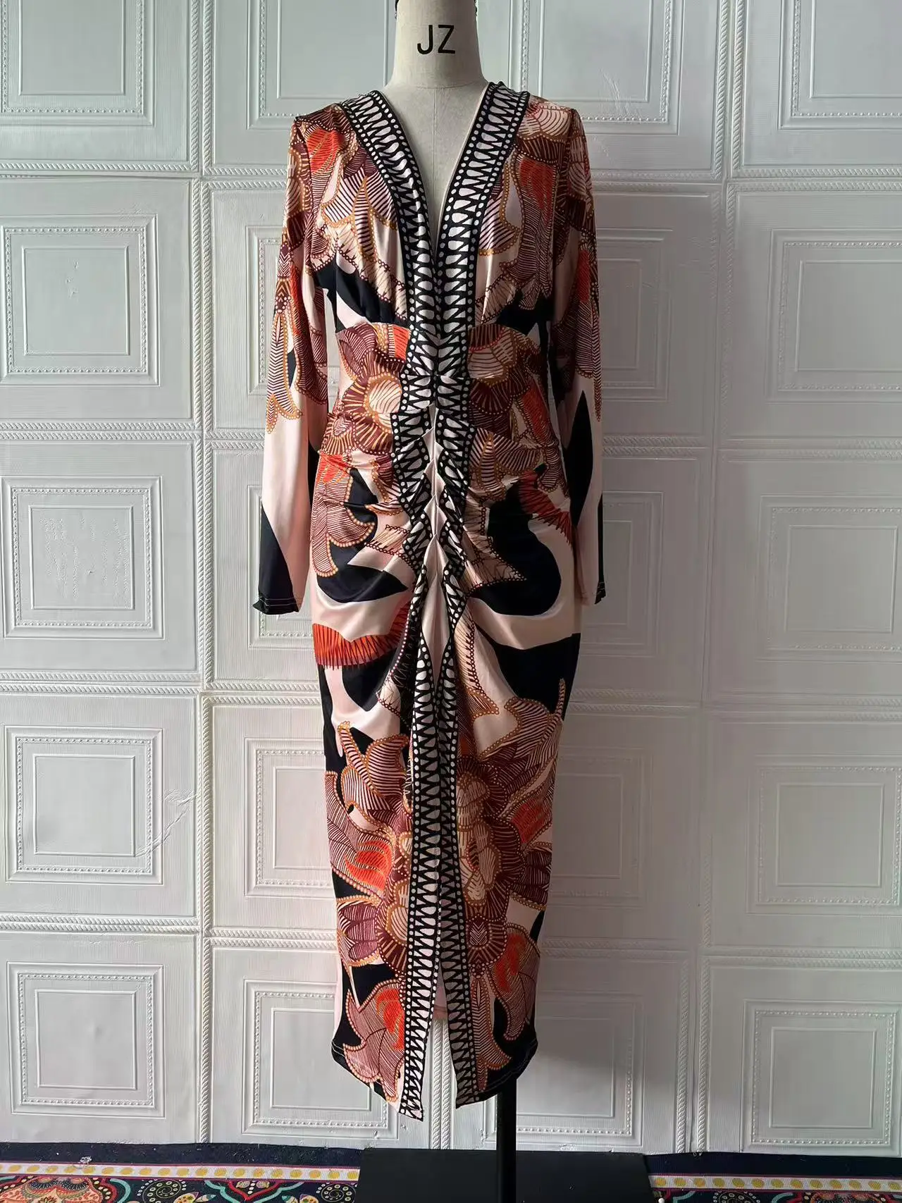 Sukienka damska z seksownym dekoltem w serek, długim rękawem, nadrukiem i rozcięciem, modna na jesień/lato 2025.