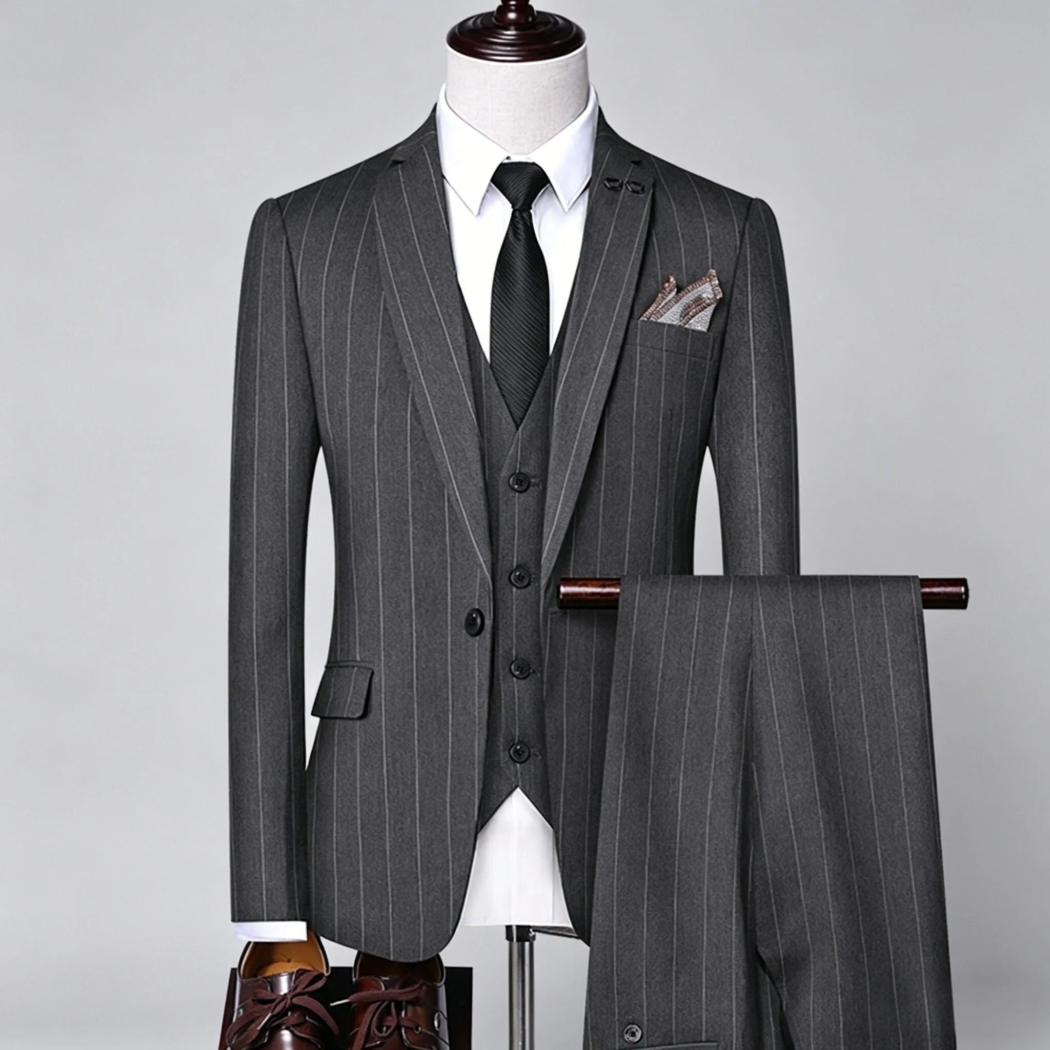 

Men's Slim Fit Dark Gray Pinstripe 3-Piece Suit Notch Lapel Siqilong Formal Business Outfit for Meetings and Events
