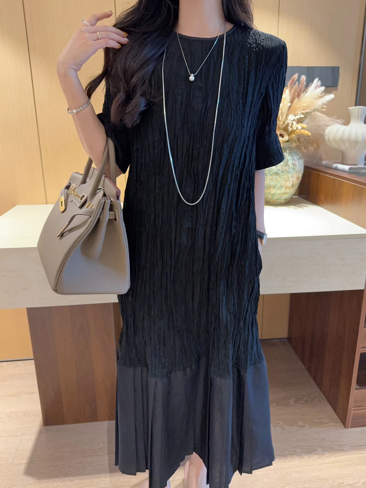 

Elegant Short Sleeve Black Dress Women's Summer Fashion Slimming Acetate Fabric Pleated Design Commuting Unique Style Dress