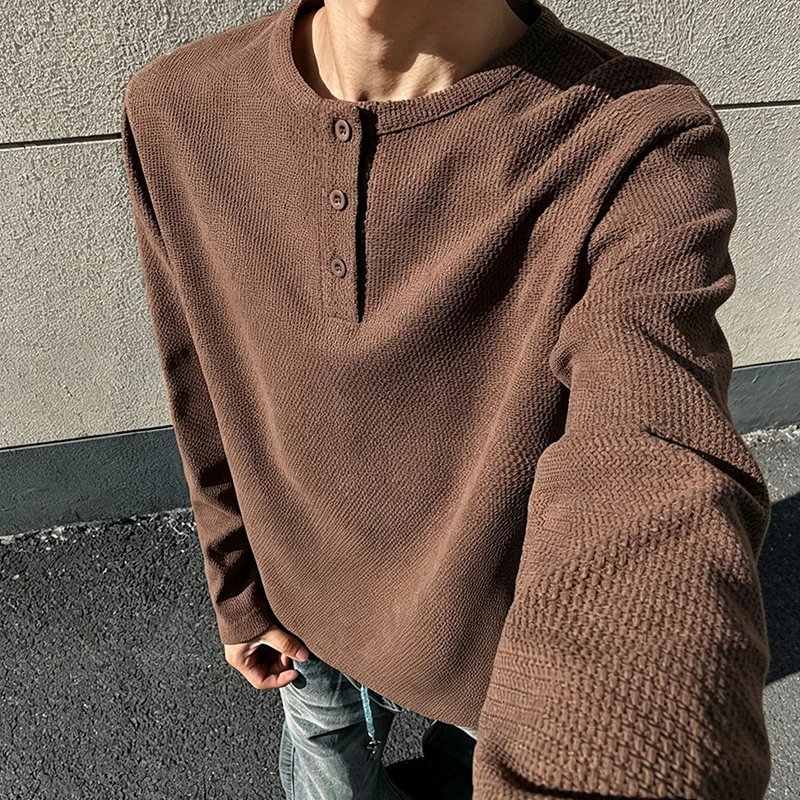 Herren-Langarmshirt mit Henley-Ausschnitt, Herbst-Übergrößen-Modell, lockere Passform, Strickoberteil, schlichtes Knopfleisten-Design, bequemes, lässiges Hemd für den Alltag – Detail 17