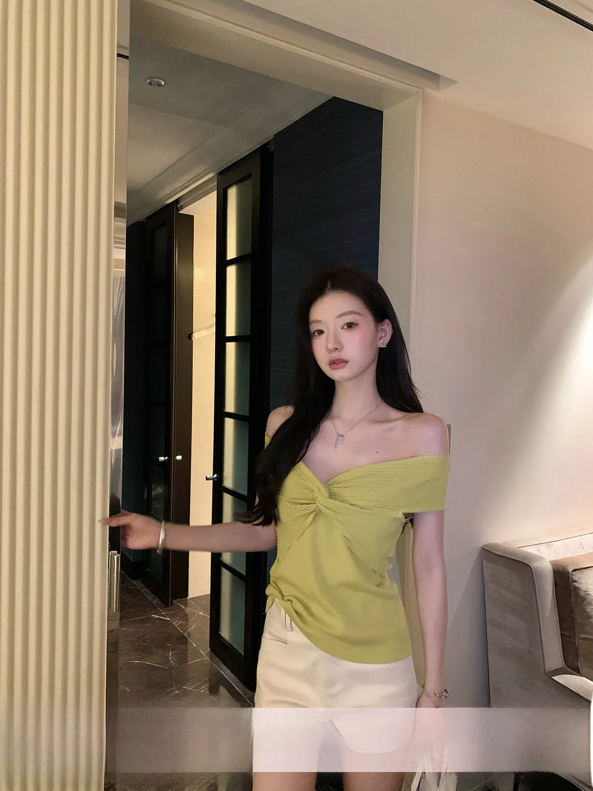 

Элегантная блузка с открытыми плечами в корейском стиле для повседневной носки, Pure Desire Thousand Gold YOLI Zhang Yuli Design Sense