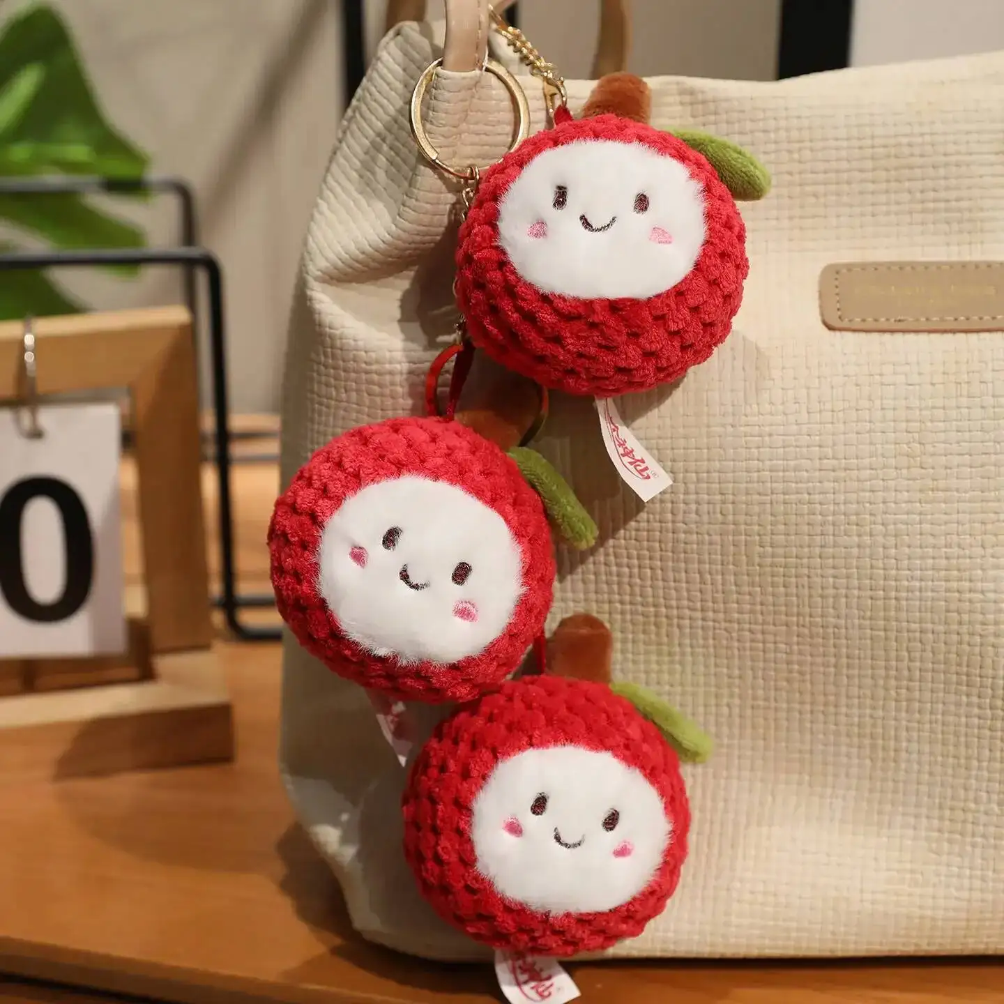 Mini colgantes de felpa de Litchi súper bonitos, tejidos tejidos de primera calidad, juguetes de frutas de dibujos animados, llavero encantador, bolsas divertidas, decoración, regalo para niños