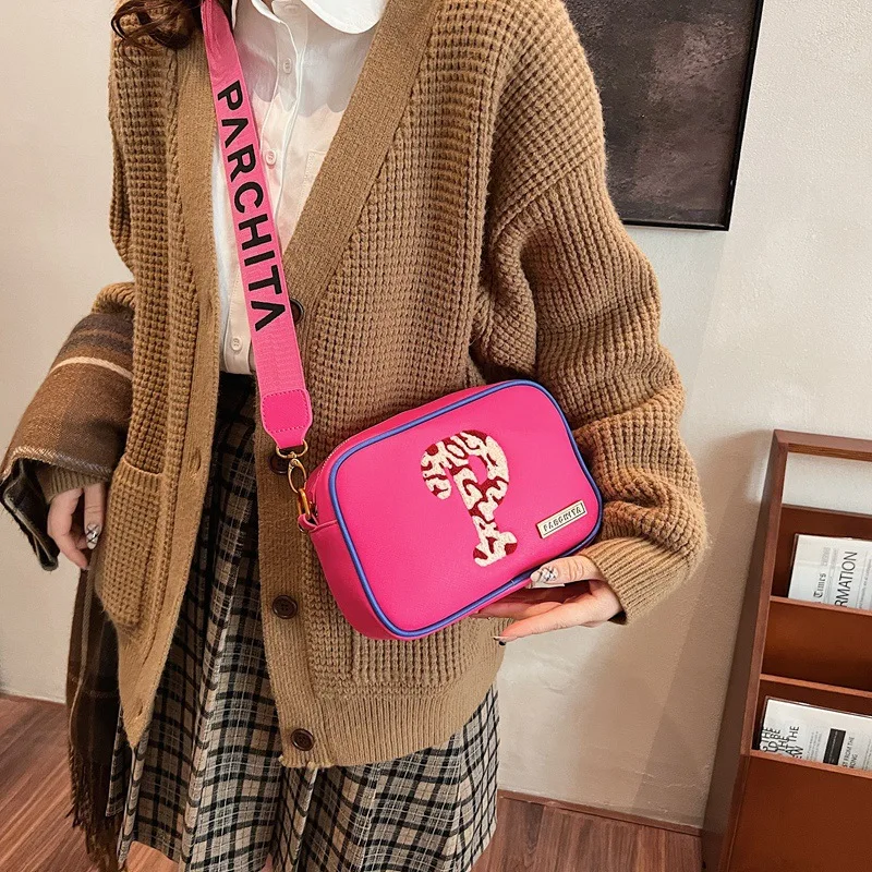 

Осень 2025 года, модная сумка через плечо с буквенным принтом, нишевая дизайнерская женская сумка с регулируемым ремешком, легкая веганская кожа, повседневная, универсальная