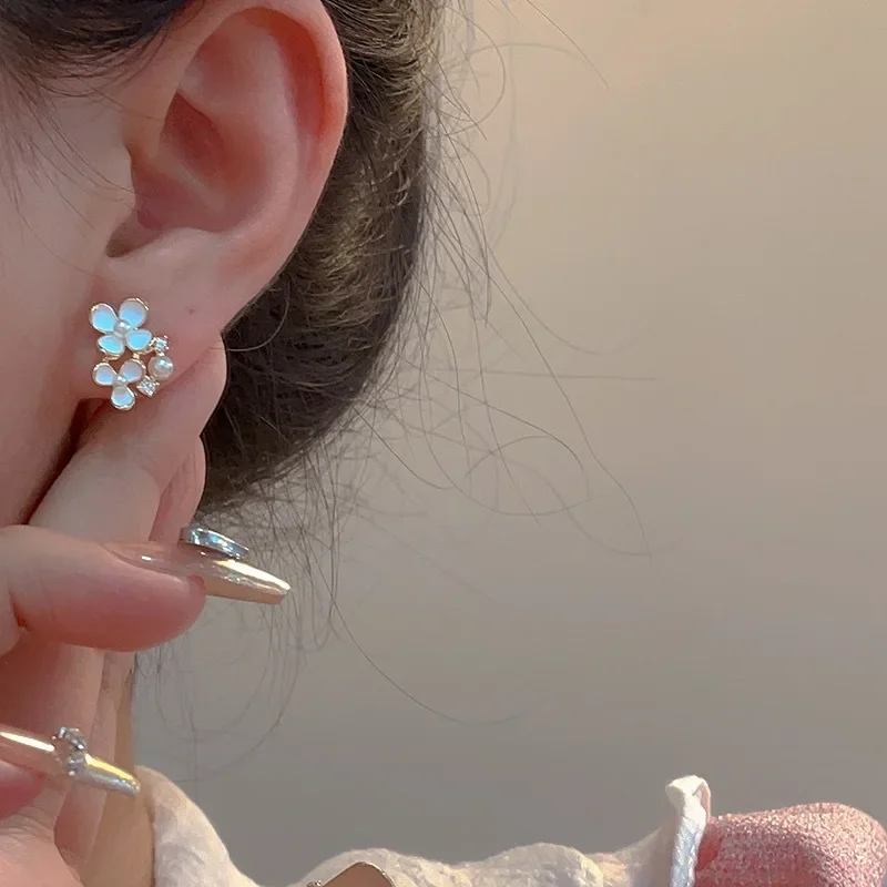 Temperament Forest Flower Pearl Clip on Earrings 2023 Small White Flower Clip Earrings Without Piercing for Women Party Jewelry