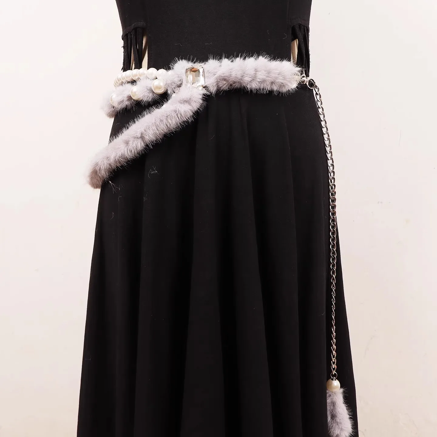 เข็มขัดแฟชั่นผู้หญิง ขนเฟอร์เทียม ประดับมุก สายโซ่ คาดเอว สำหรับชุดเดรส รุ่น R3284